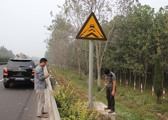 蘭山區(qū)道路標(biāo)識牌